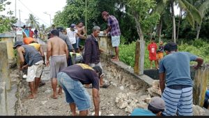 Warga gotong royong perbaiki jembatan rusak